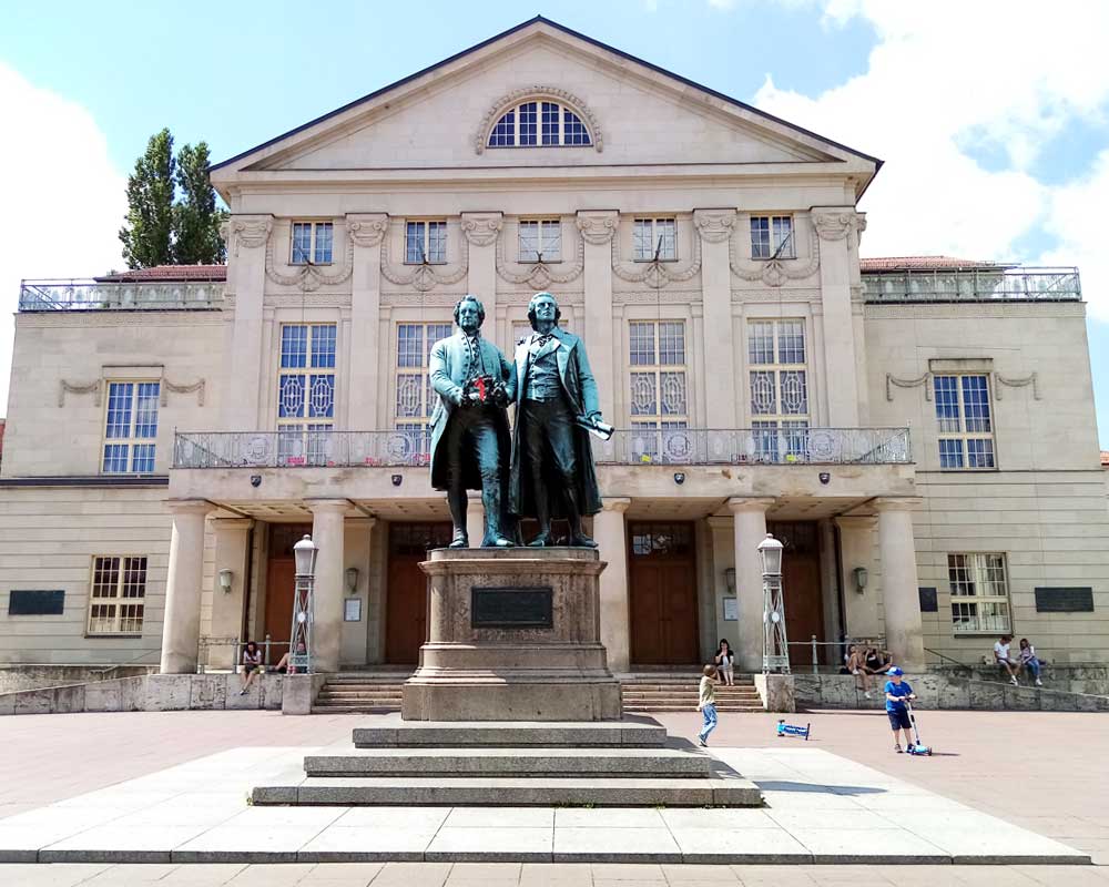Weimar Theaterplatz mit dem Goethe-Schiller-Denkmal