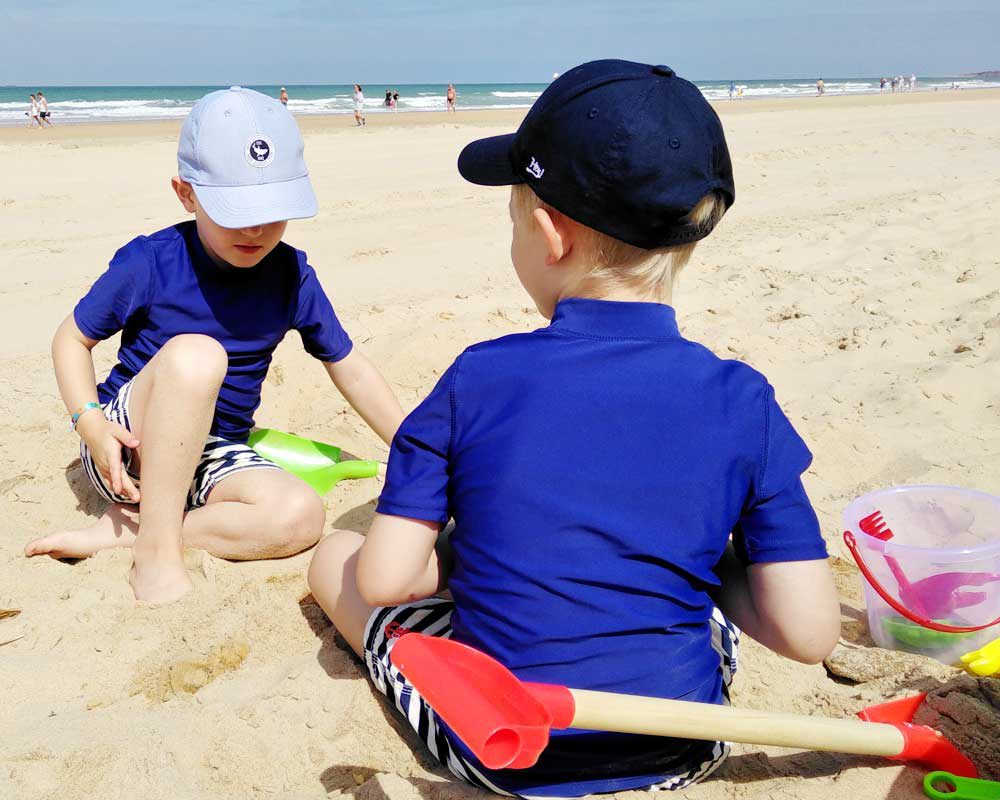 Klischee Jungs - Strandurlaub mit viel Sandspielzeug.