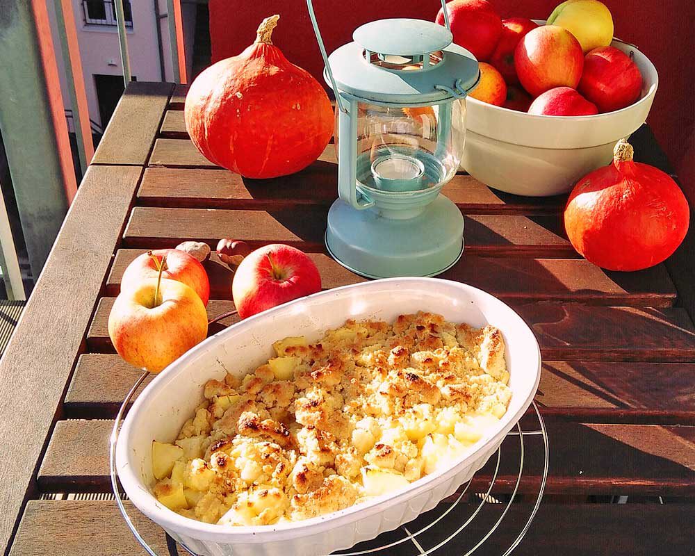 Apfel Crumble mit Herbst Deko
