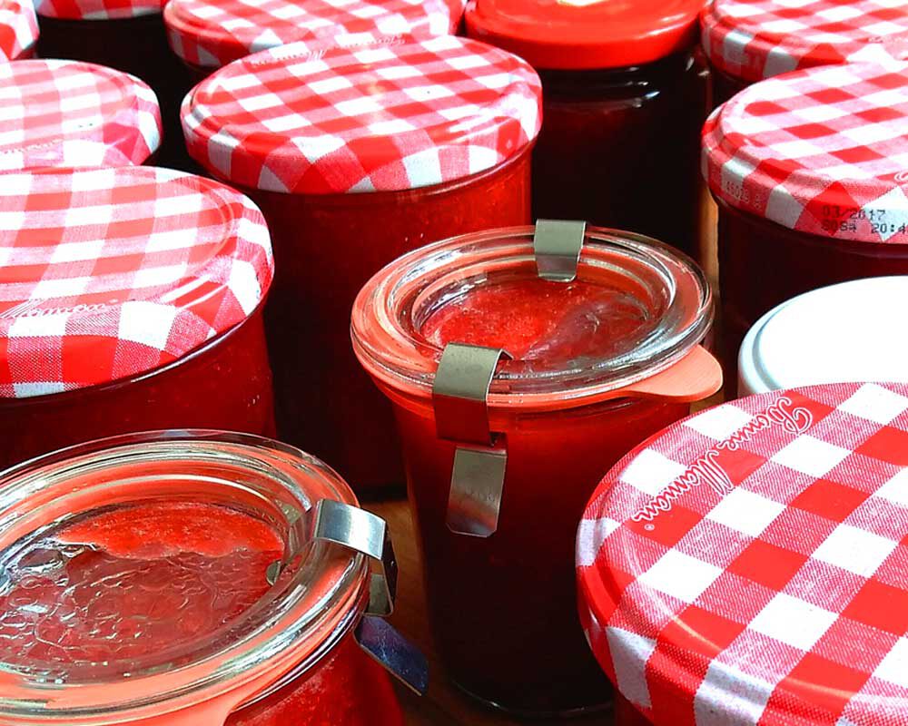 Erdbeermarmelade in Einmachgläsern