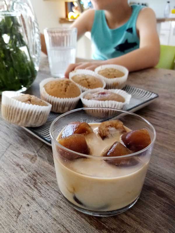 Eiskaffe mit fluffigen Muffins - die perfekte Kaffeepause
