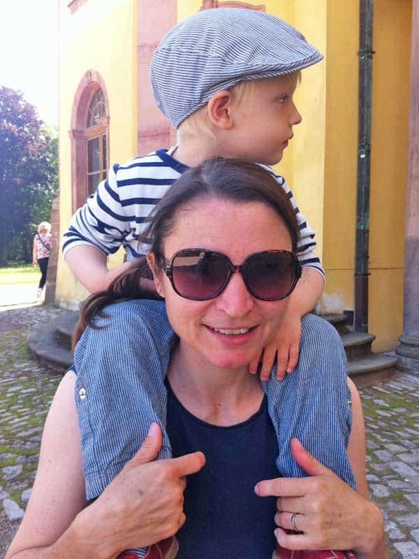 Kind auf den Schultern der Mutter
