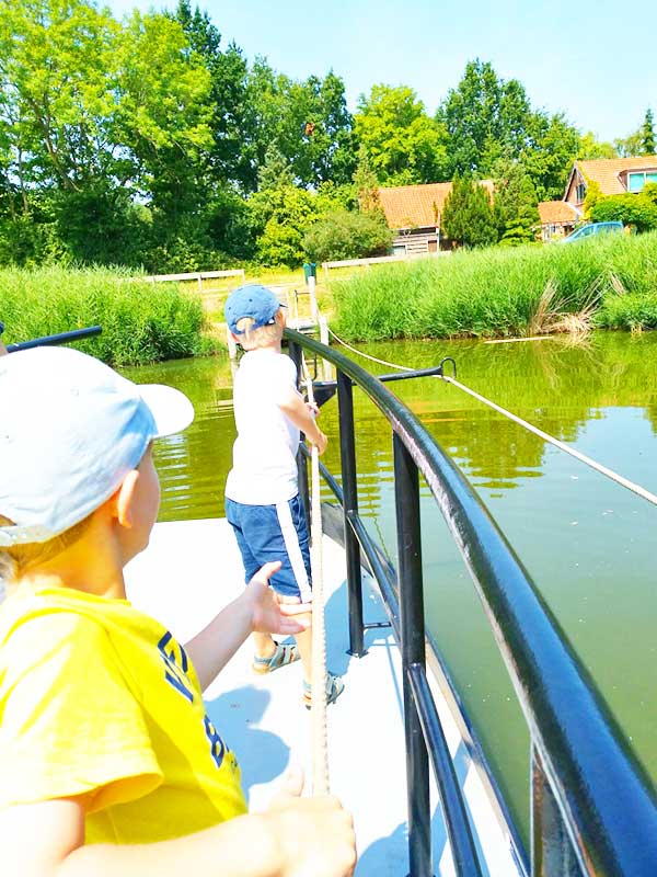Urlaub in Zeeland - Überqueren eines Kanals