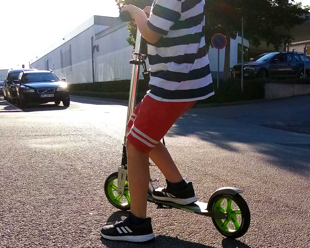 Autofahrten mit Kindern - der Roller muss aktuell immer mit