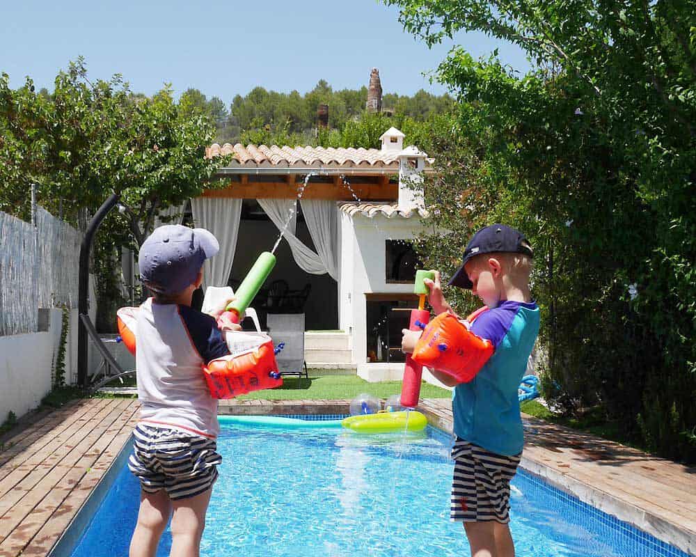 Ferienhaus Casa Gema mit Blick auf den Pool und die Outdoorküche